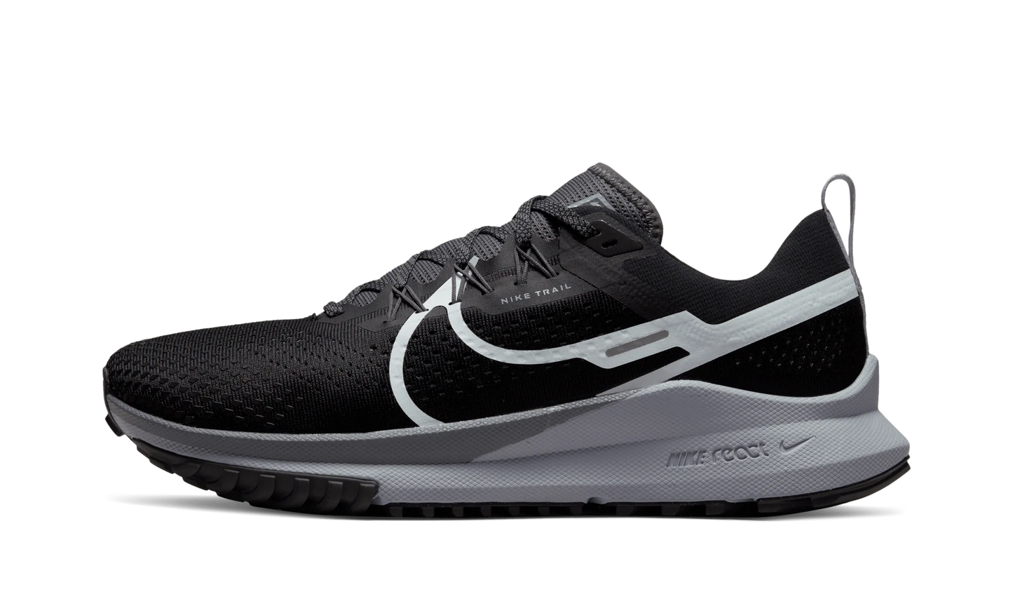 React Pegasus Trail 4 "BLACK WHITE" DJ6158 001