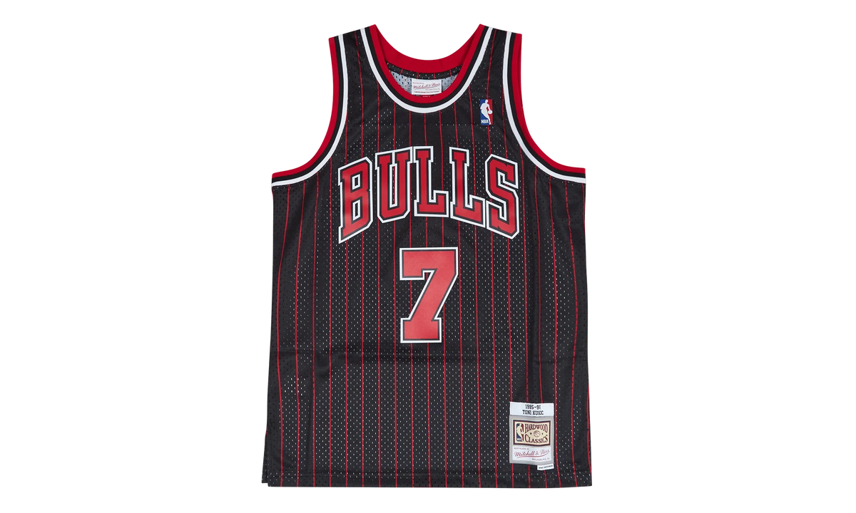 NBA Toni Kukoc Swingman Jersey "1995-96 Chicago Bulls - Black" SMJYAC18082 CBUBLCK95TKU