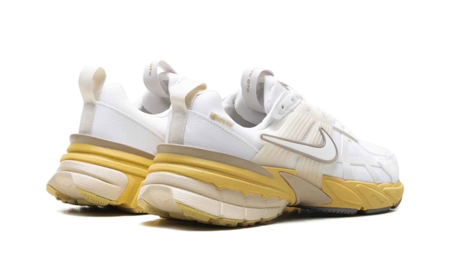 V2K Run WMNS "Gore-Tex White Light Bone" FZ2622 100