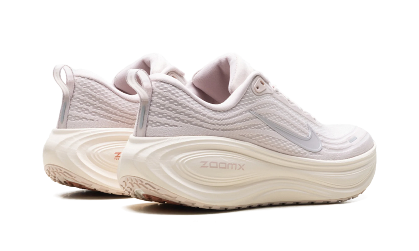 Vomero Plus WMNS "Silt Red Stardust" HV8154 605