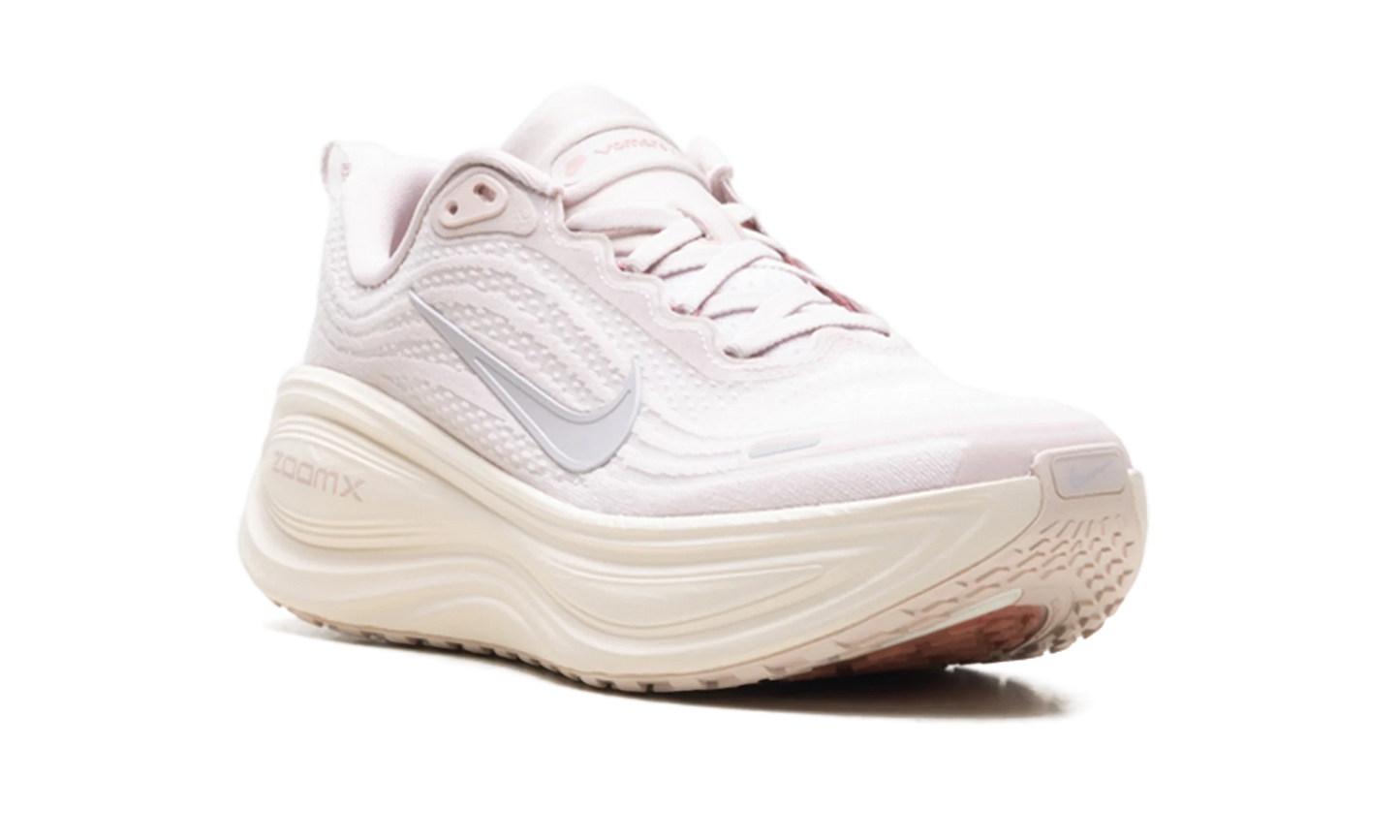 Vomero Plus WMNS "Silt Red Stardust" HV8154 605