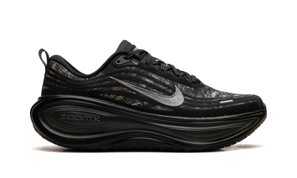 Vomero Plus "Black / Dark Smoke Grey / Anthracite / Metallic Dark Grey" IM3985 001