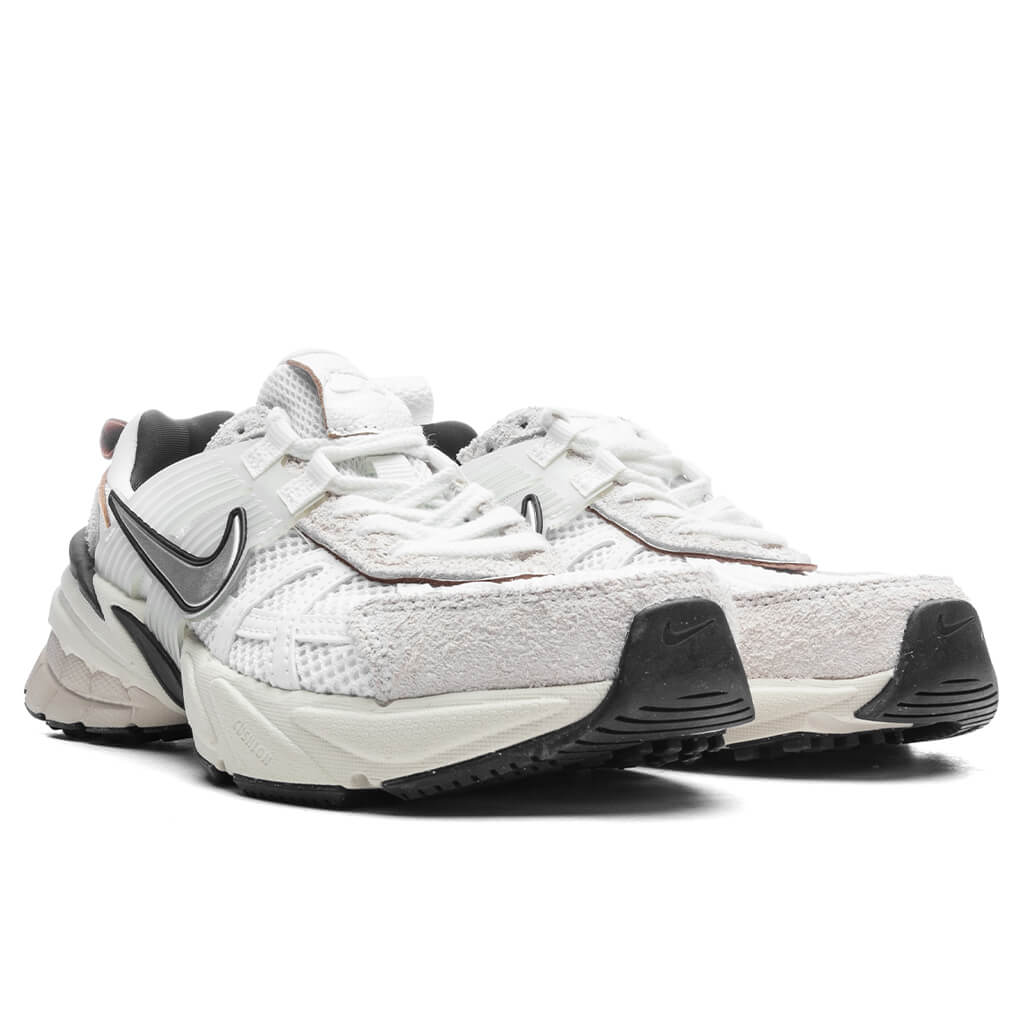 Women's V2K Run - Summit White/Chrome/White/Light Orewood Brown