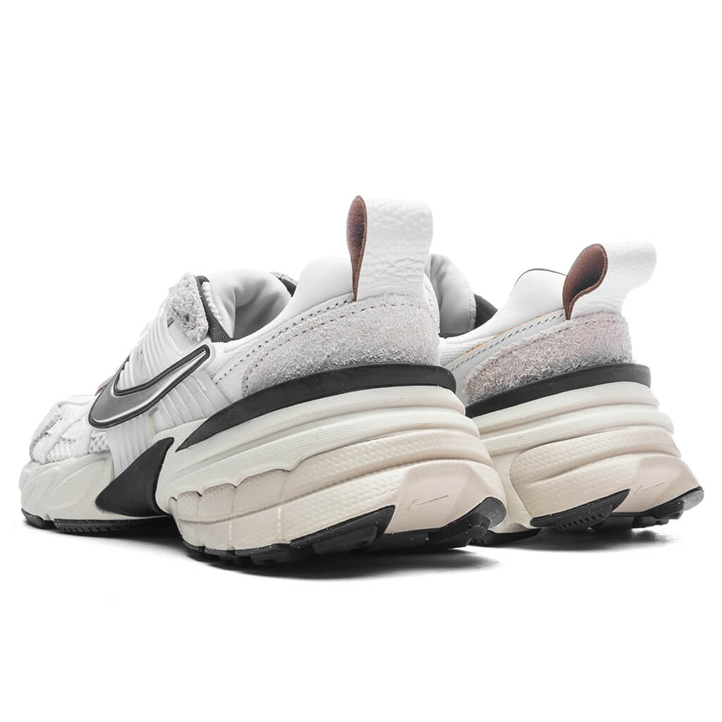 Women's V2K Run - Summit White/Chrome/White/Light Orewood Brown