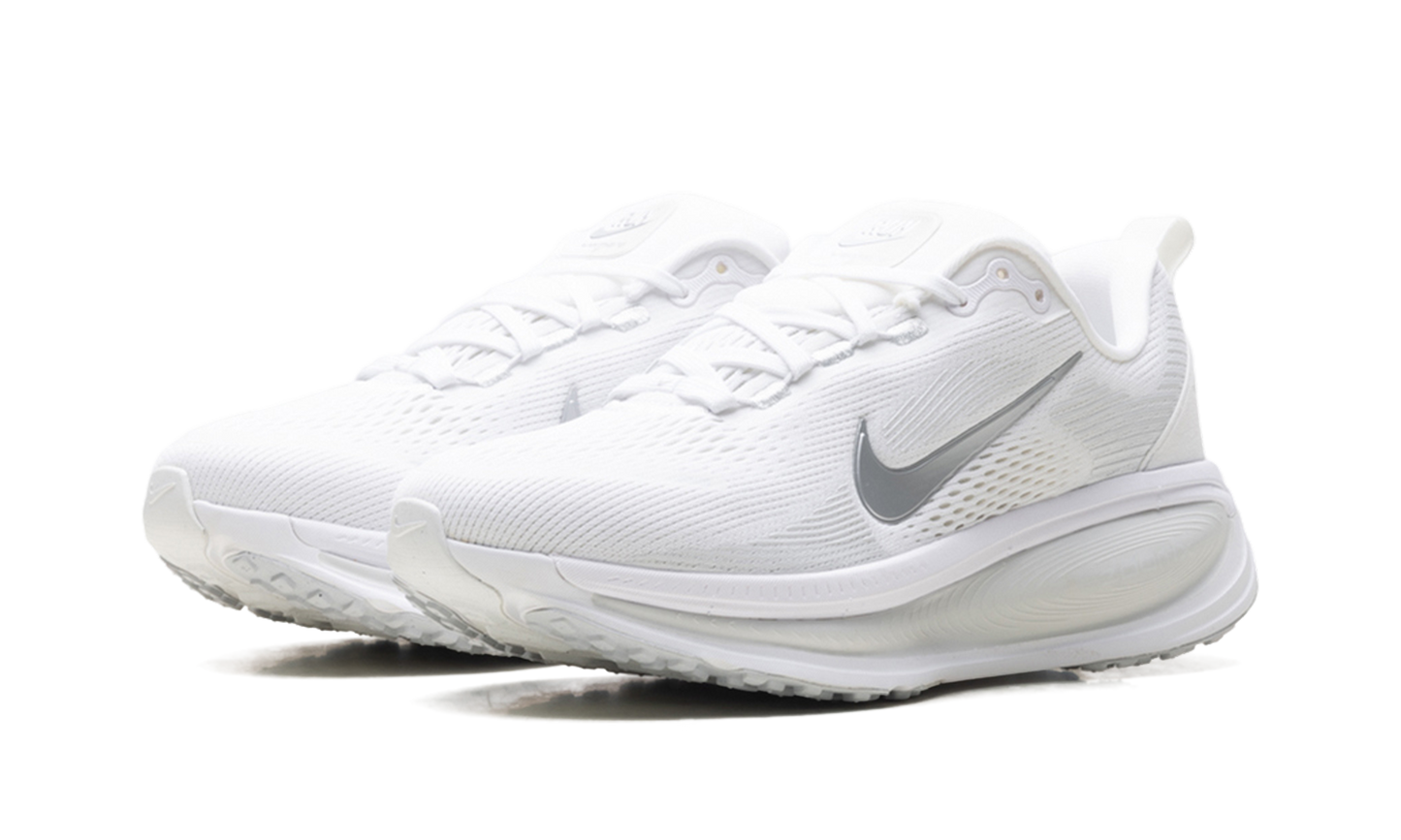 Vomero 18 WMNS"White Photon Dust Summit White Metallic Silver" HM6804 104