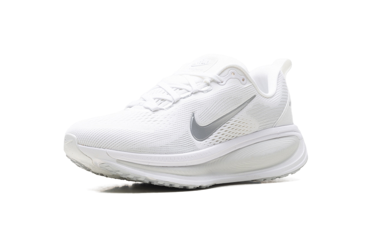 Vomero 18 WMNS"White Photon Dust Summit White Metallic Silver" HM6804 104