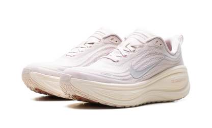 Vomero Plus WMNS "Silt Red Stardust" HV8154 605