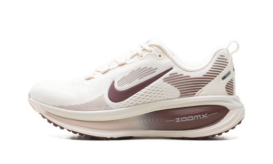 Vomero 18 WMNS"Pale Ivory Red Sepia Silt Red Dark Team Red" HM6804 108
