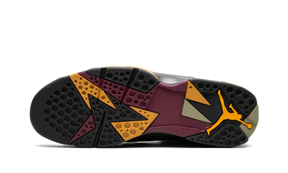 7 SE "Black Olive" DN9782 001