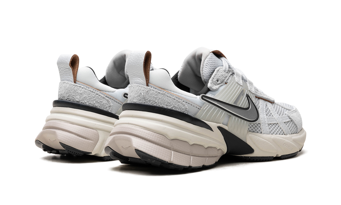 V2K Run WMNS"Pure Platinum/ Chrome" FN6703 002